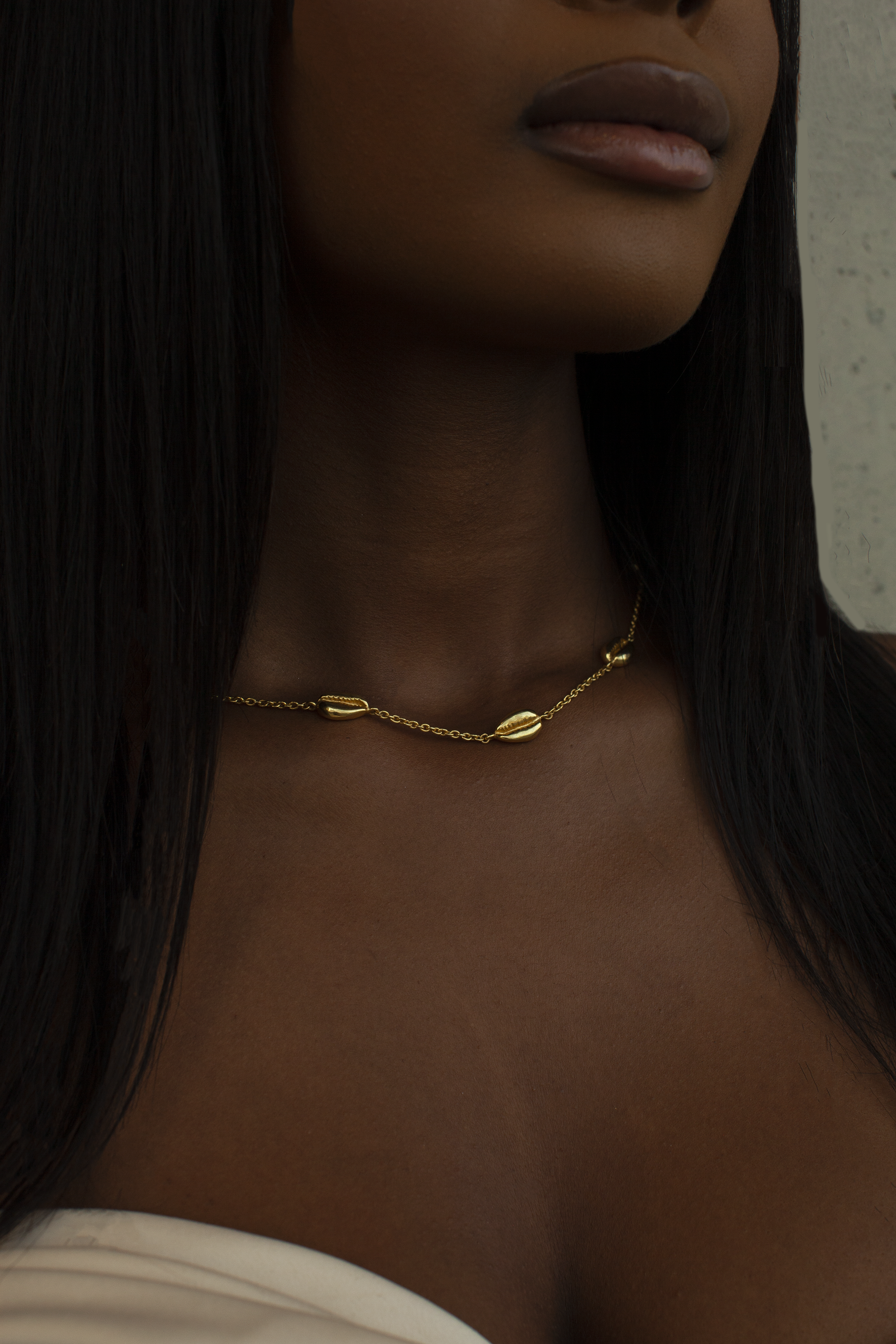 THE COWRIE Staccato Choker Necklace II omiwoods