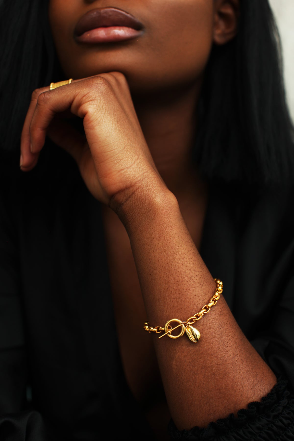 THE TOGGLE II Bracelet with Cowrie Pendant