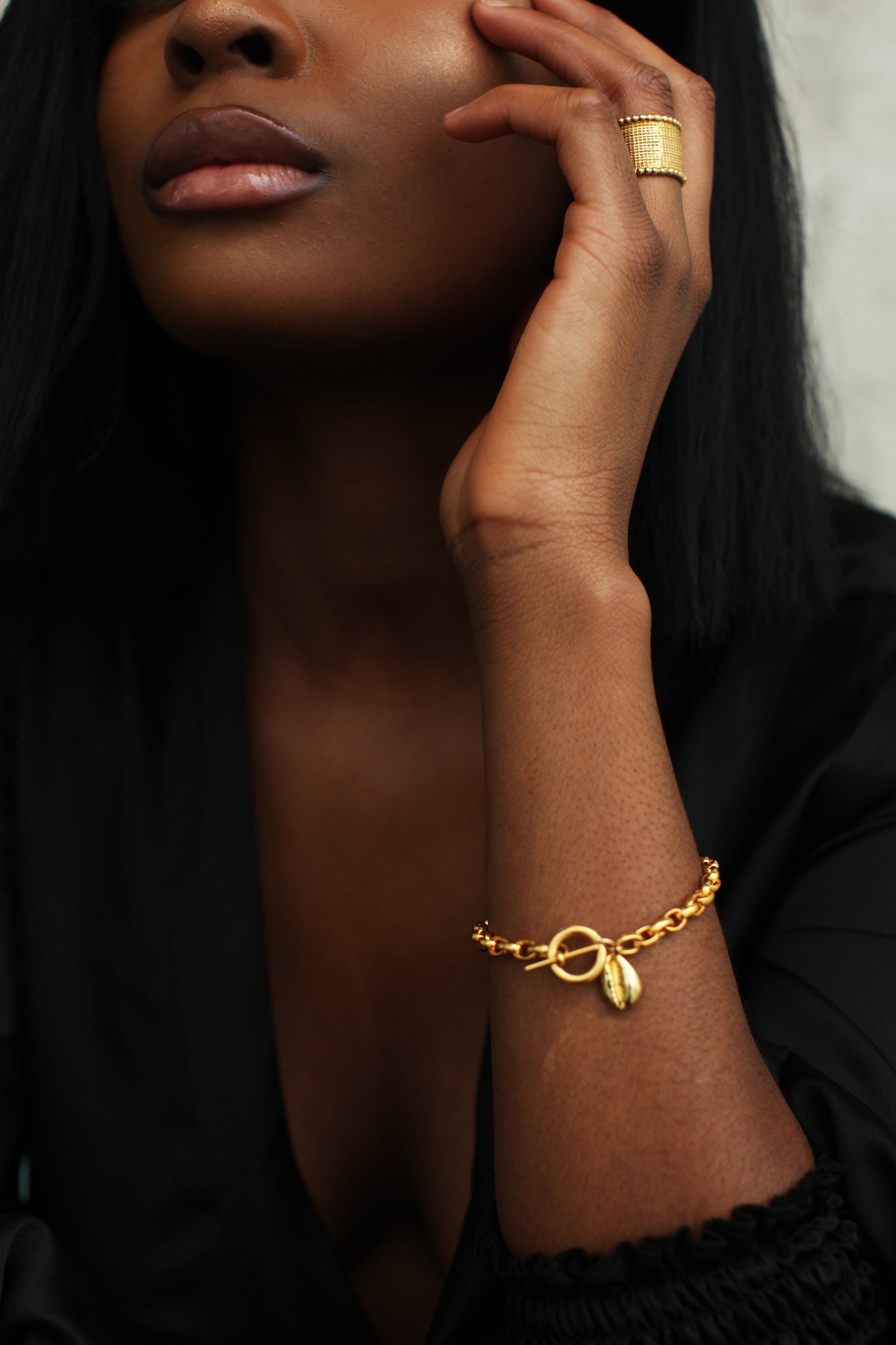 THE TOGGLE II Bracelet with Cowrie Pendant