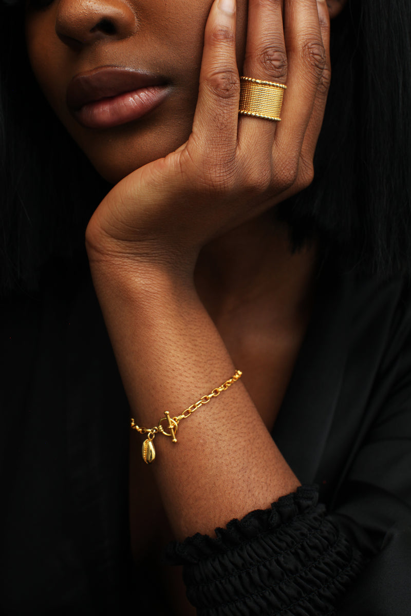 THE TOGGLE I Bracelet with Cowrie Pendant